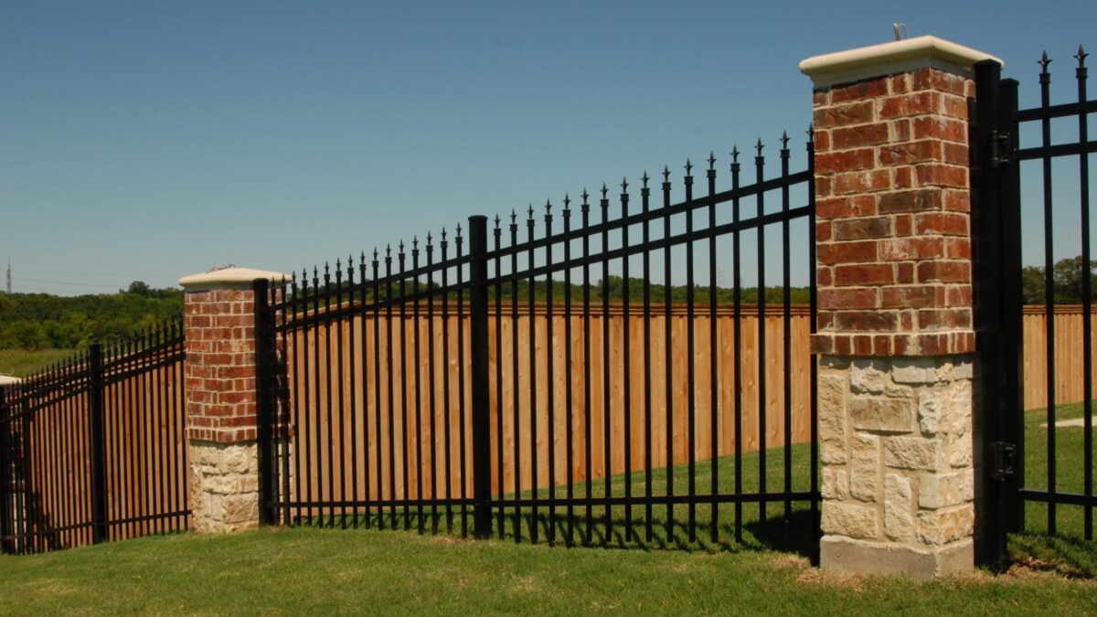 Best Commercial Fence Builder Columbus OH